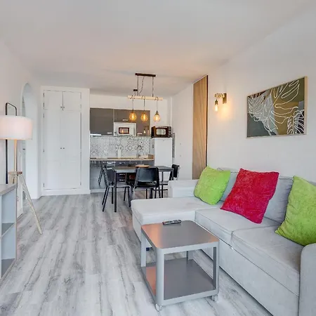 Bright And Modern In Apartment *